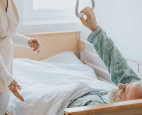 badante e anziano a letto monza1